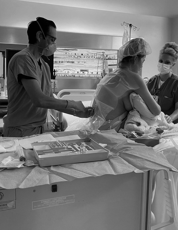 Chrissy sendo atendida por médicos (Foto: Reprodução Instagram)
