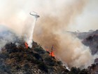 Incêndio na Califórnia destrói 80 imóveis e fecha rodovias