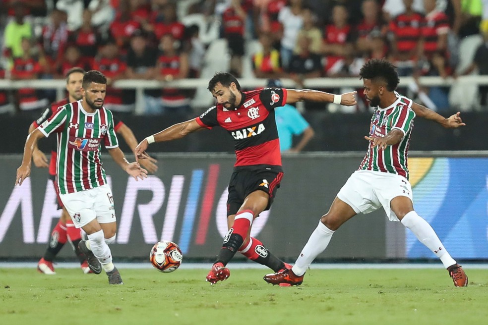 Jadson e Renato Chaves marcam Henrique Dourado em Fla-Flu (Foto: Gilvan de Souza/Flamengo)