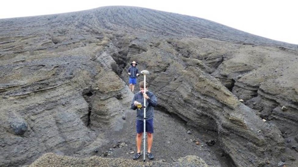 Os estudantes fizeram registros da nova ilha com unidades de GPS e usaram drones para mapear o terreno â Foto: Dan Slayback