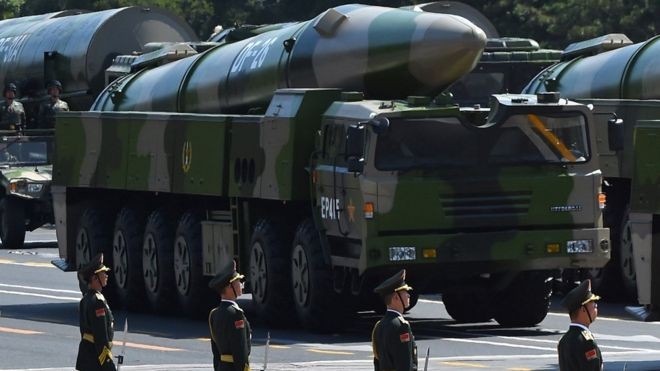 Veículos militares portando mísseis DF-26 numa apresentação em Pequim (Foto: Getty Images via BBC News)