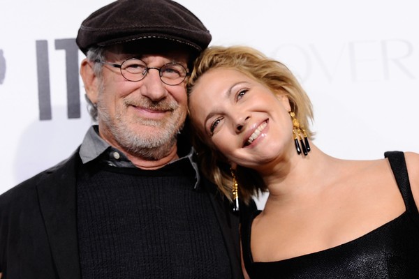 O cineasta Steven Spielberg com a afilhada atriz Drew Barrymore em um evento em Los Angeles (Foto: Getty Images)