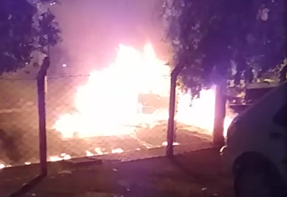 Carro do cantor pegou fogo no acidente em Santa Fé do Sul — Foto: Arquivo Pessoal