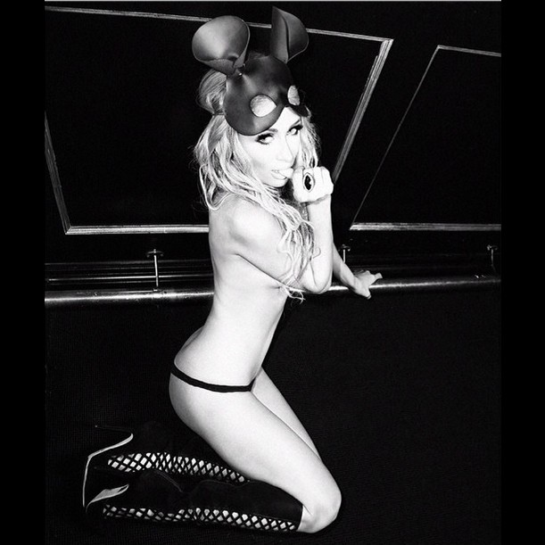 Paris Hilton posa com máscara de coelho. (Foto: Instagram)