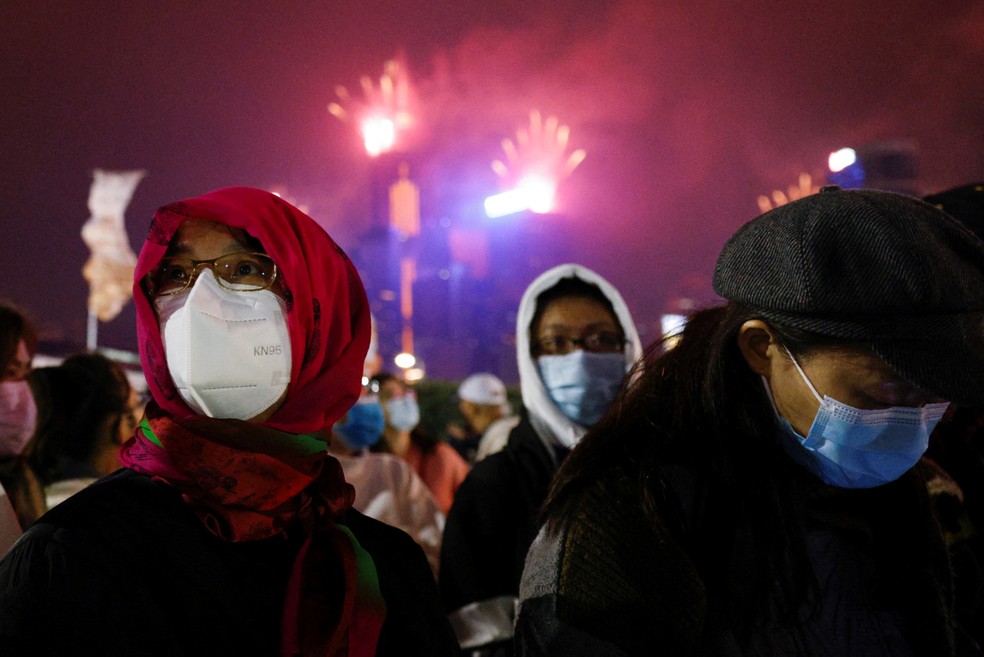 Pessoas usando máscaras assistem a fogos de artifício durante as celebrações do Ano Novo em Hong Kong, China — Foto: REUTERS/Tyrone Siu