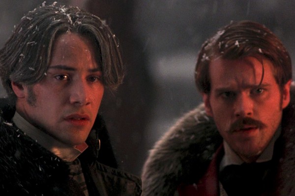 Keanu Reeves e Cary Elwes em cena de Drácula de Bram Stocker (1992) (Foto: Reprodução)