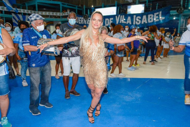 Gabi Martins é coroada musa da Vila Isabel (Foto: Webert Belicio/AgNews)