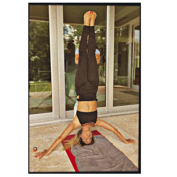 Carol Dieckmann vira de ponta cabeça em aula de yoga (Foto: Reprodução/Youtube)