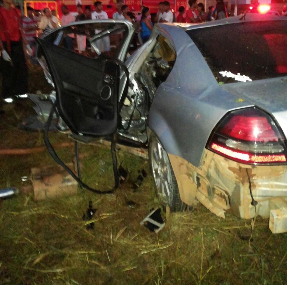 Segundo o Corpo de Bombeiros, o carro estaria em alta velocidade (Foto: Corpo de Bombeiros/Divulgação)