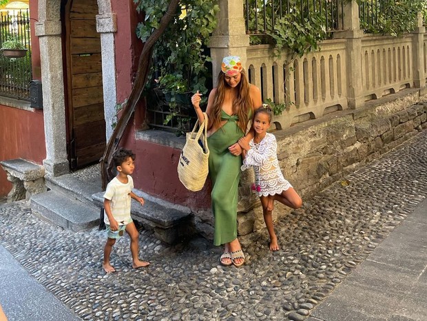 Chrissy Teigen faz passeio com os filhos (Foto: Reprodução/Instagram)