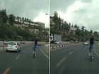 Ciclista se arrisca e anda em pé em bicicleta em rodovia em Israel