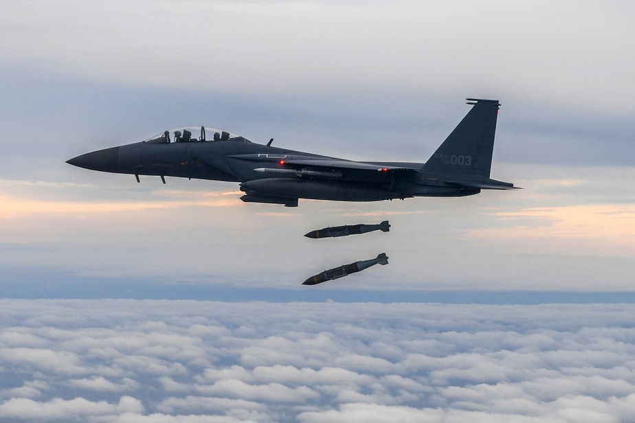 Caça F-15K da Coreia do Sul lança bombas durante exercício militar com os EUA