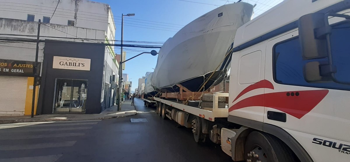 Carreta transportando duas lanchas danifica semáforos e fiação no Centro de Montes Claros
