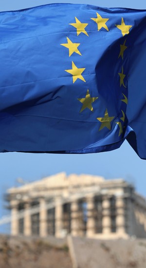 Bandeira da União Europeia tremula diante do Parthenon, no topo da Acrópolis em Atenas, na Grécia. O governo da Grécia tem poucas horas para fechar acordo com seus credores na zona do euro (Foto: Christopher Furlong/Getty Images)