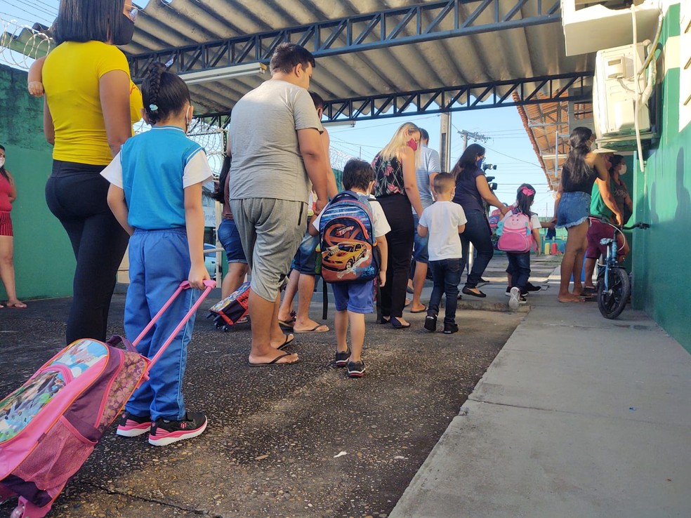 Fila de alunos no retorno das aulas híbridas em Manaus — Foto: Eliana Nascimento/G1