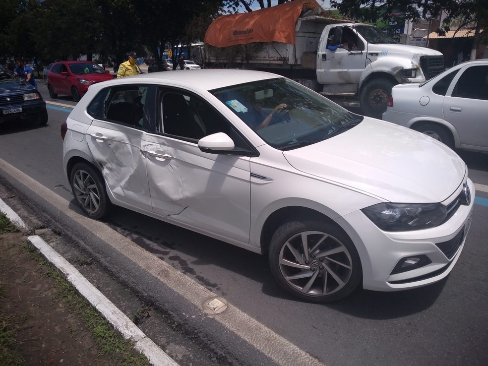 Um dos carros se envolveu em acidente de trânsito na Avenida Durval de Góes Monteiro, em Maceió — Foto: SMTT