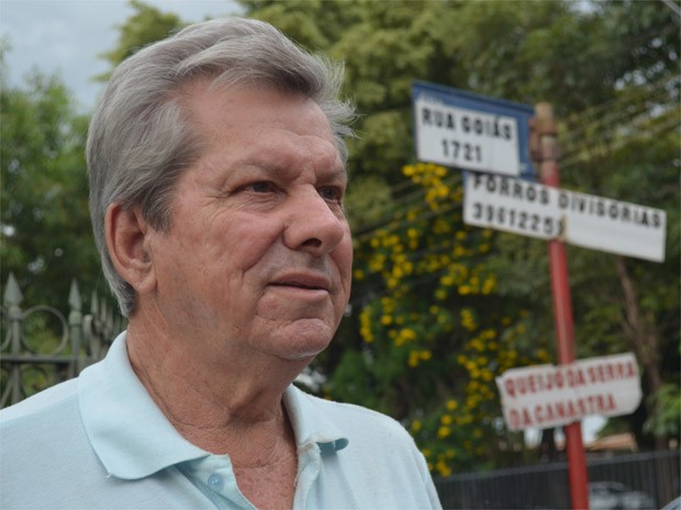 O aposentado Nelson Stefanelli estima já ter instalado cinco mil placas em ruas de Ribeirão (Foto: Rodolfo Tiengo/G1)
