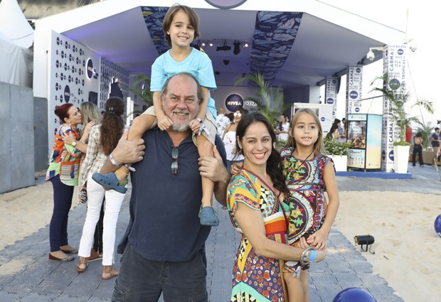 Paulo César Grande e Cláudia Mauro com os filhos, Carolina e Pedro (Foto: Felipe Panfilli/AgNews)