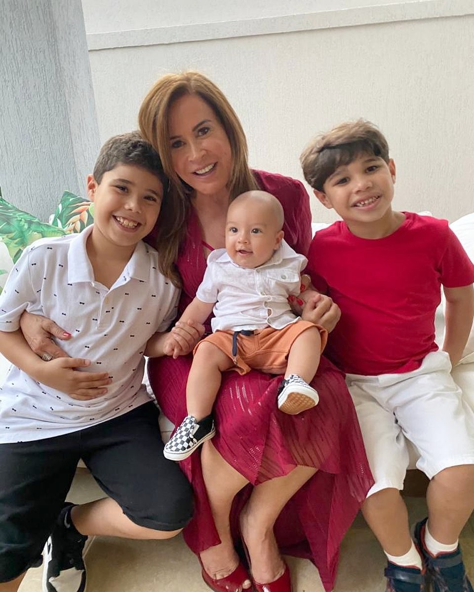 Zilu Camargo com os três netos (Foto: Instagram/ Reprodução)