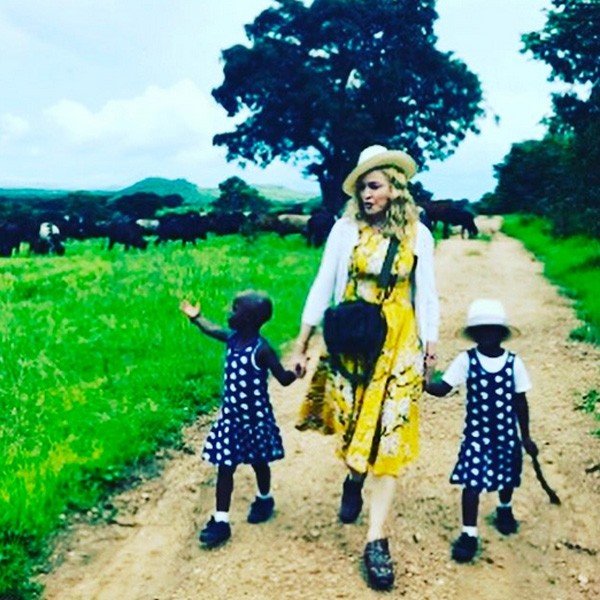 Madonna e as filhas adotivas (Foto: Reprodução/Instagram)