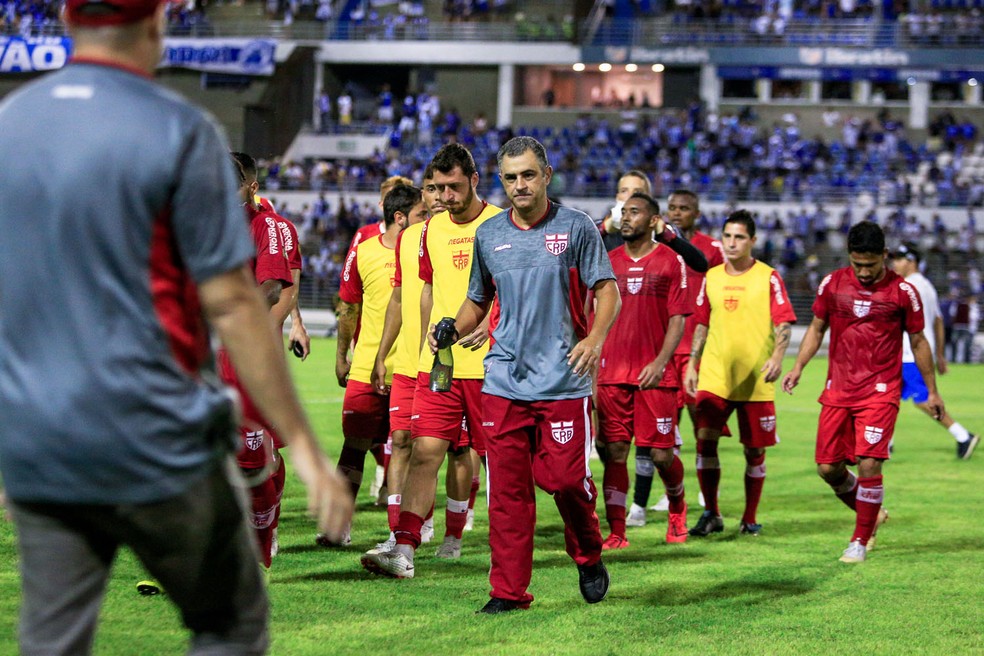 Marcelo Chamusca na saída do time do clássico — Foto: Ailton Cruz / Gazeta de Alagoas