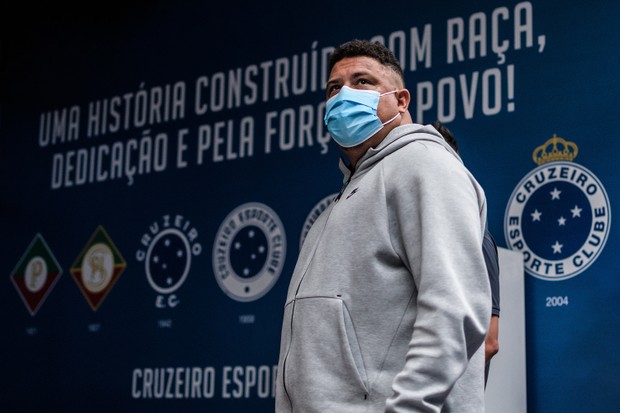 Ronaldo assinou contrato de compra da SAF do Cruzeiro  (Foto: Gustavo Aleixo / Reprodução Twitter)