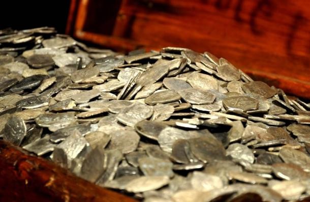 Algumas das moedas encontradas por Barry Clifford e sua equipe nos destroços do navio Whydah (Foto: Theodore Scott / CC BY 2.0)
