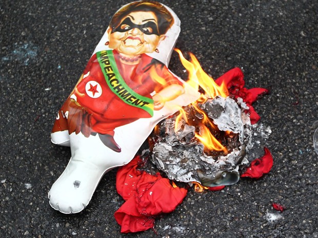 Boneco de Dilma Rousseff é queimado por manifestantes na Avenida Paulista (Foto: Marcio Fernandes/Estadão Conteúdo)