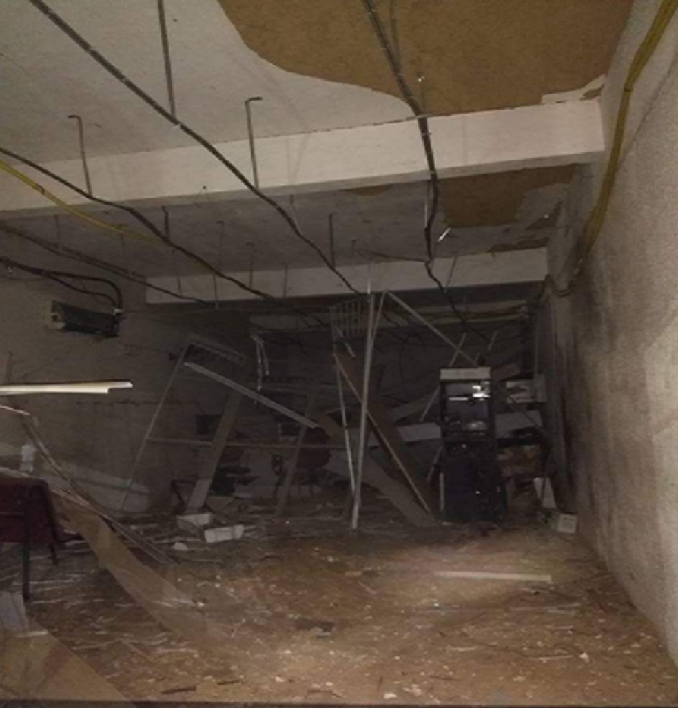 AgÃªncia ficou destruÃ­da apÃ³s ataque dos criminosos. (Foto: PolÃ­cia Militar/DivulgaÃ§Ã£o)