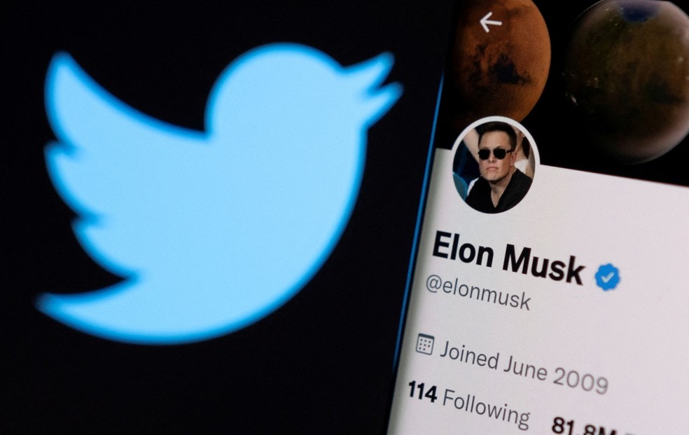 Logo do Twitter e página de Elon Musk na rede social. — Foto: REUTERS/Dado Ruvic