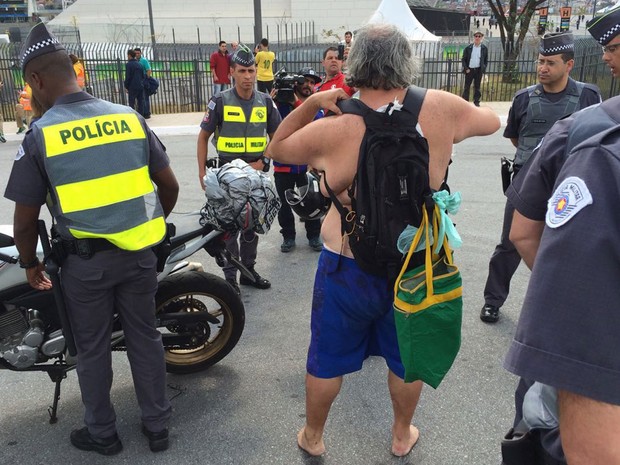 Homem com mochila é cercado por policiais na frente da Arena Corinthians (Foto: Márcio Pinho/G1)