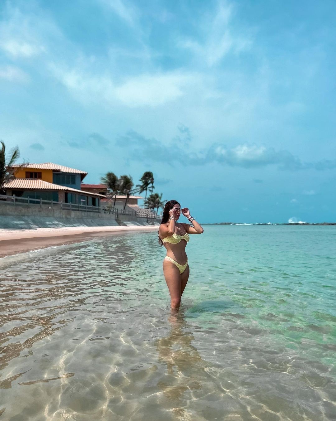 Jéssica Beatriz posa em cenário paradisíaco em praia do nordeste (Foto: reprodução/instagram)