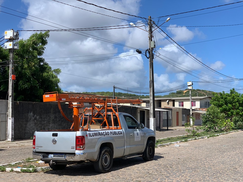 Equipe da prefeitura foi at&eacute; o local para desativar a energia el&eacute;trica do poste &mdash; Foto: Gustavo Brendo/Inter TV Cabugi