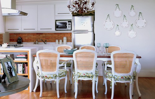 A sala de jantar da designer Vanessa Guimarães é delicada e tem estilo Provence. Detalhe romântico: os pratos que decoram a parede foram pendurados com fitinhas