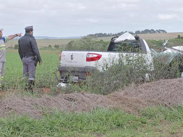 Veículo invadiu uma propriedade rural após a colisão (Foto: Reprodução/ TV TEM)
