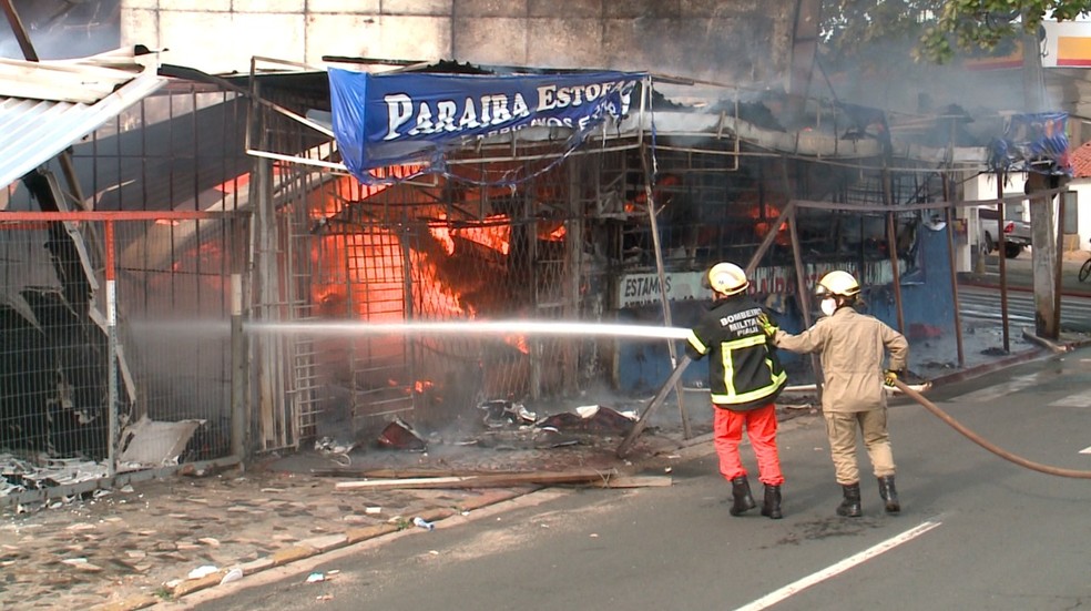 Incêndio de grandes proporções destrói loja de móveis estofados no Centro de Teresina — Foto: Gustavo Cavalcante/ TV Clube