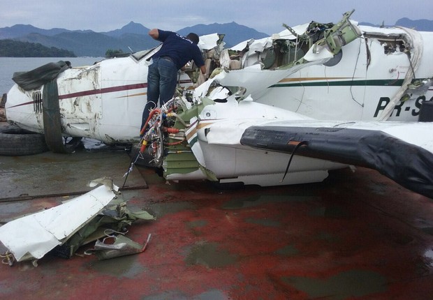 Destroços do avião que transportava o ministro Teori Zavascki são vistos a bordo da balsa que levará as partes para investigação (Foto: Allan Meirelles/Direitos reservados)