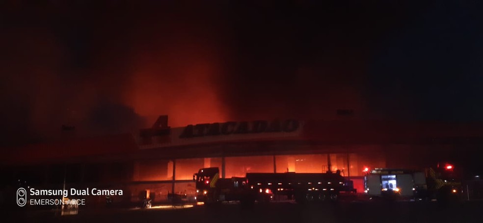 Incêndio no atacadista Atacadão, em Campo Grande — Foto: Emerson Arce/TV Morena
