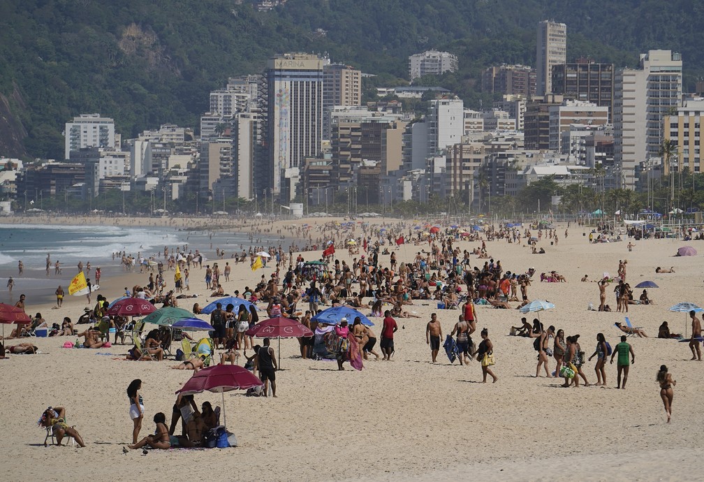 Praia de Ipanema com banhistas nesta sexta (4) — Foto: Marcos Serra Lima/G1