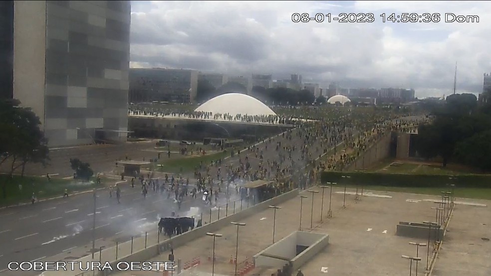 Imagens mostram baixo efetivo da PM na frente do Palácio do Planalto durante invasão golpista — Foto: Reprodução