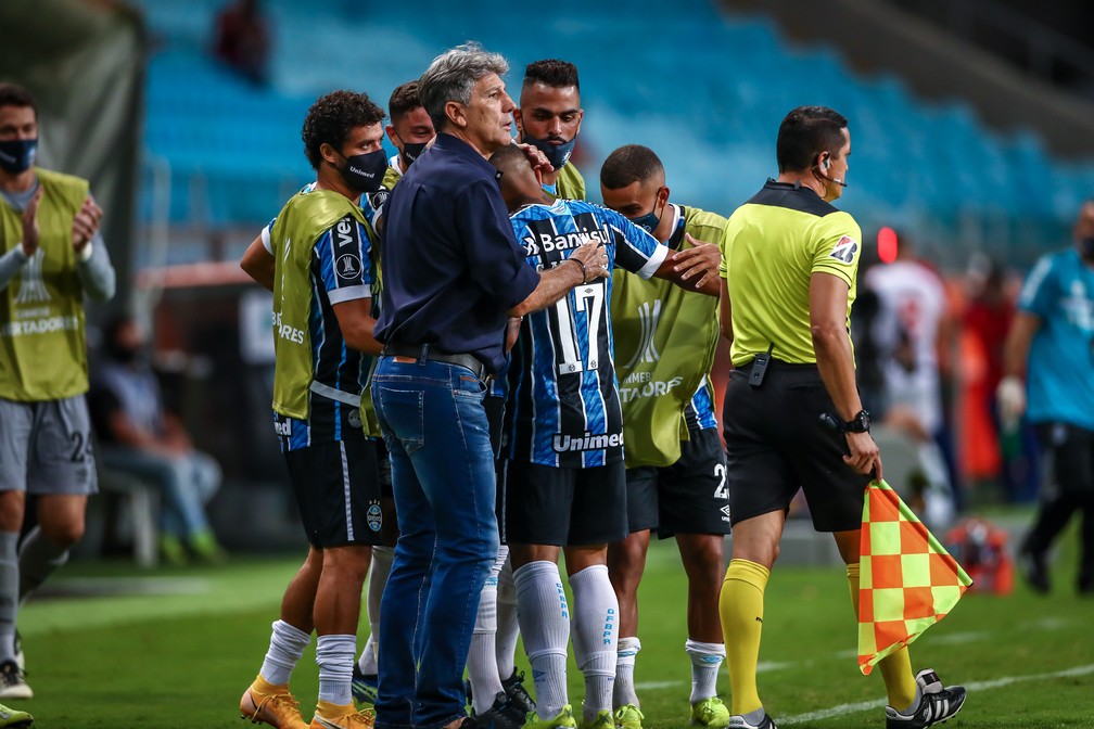 Renato cumprimenta Guilherme Azevedo em vitória do Grêmio — Foto: Lucas Uebel/Grêmio