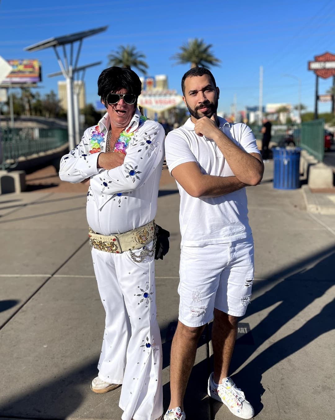 Gil do Vigor posa com Elvis Presley durante passeio em Las Vegas (Foto: Reprodução / Instagram)
