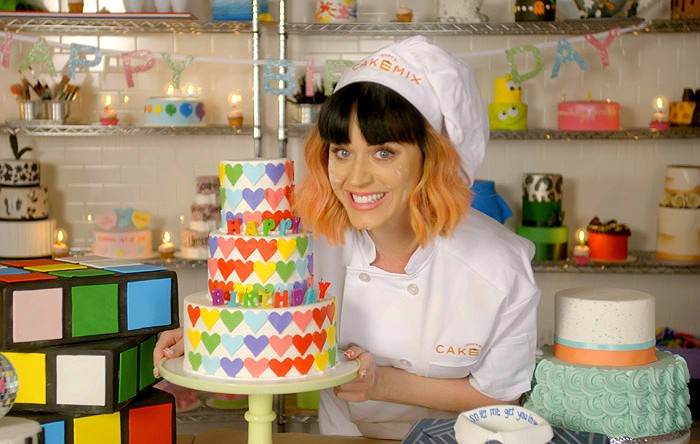Katy Perry na gravação do clipe de 'Birthday'. (Foto: Divulgação)
