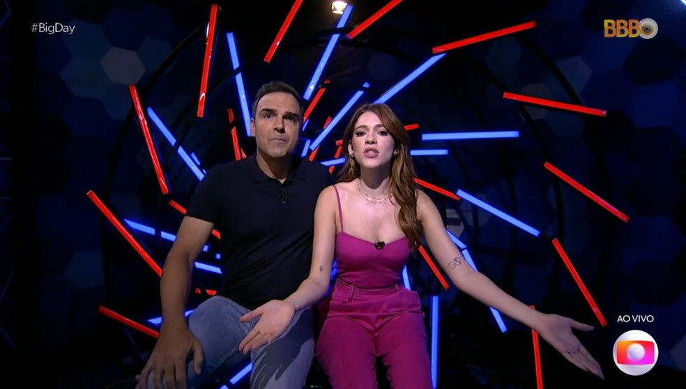 Tadeu Schmidt e Ana Clara mostram o confessionário do BBB 23  Foto: Globo