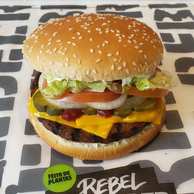 Sanduíche Rebel Whopper, do Burger King, possui uma carne feita de plantas (Foto: Nathalia Fabro/Editora Globo)