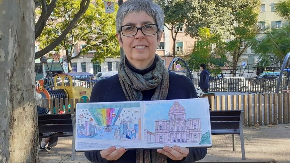 Patrícia Martins mostra ilustrações suas — ela passou a desenhar e a pintar em Portugal — Foto: Duda Las Casas/Acervo pessoal