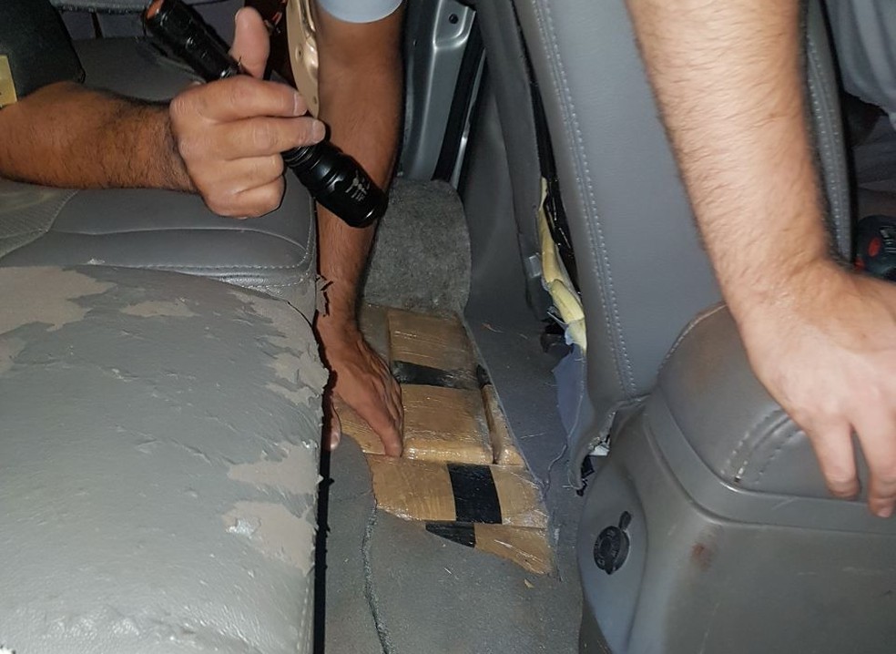 Droga estava escondida dentro de um carro roubado (Foto: Pol&iacute;cia Militar Rodovi&aacute;ria/Divulga&ccedil;&atilde;o)