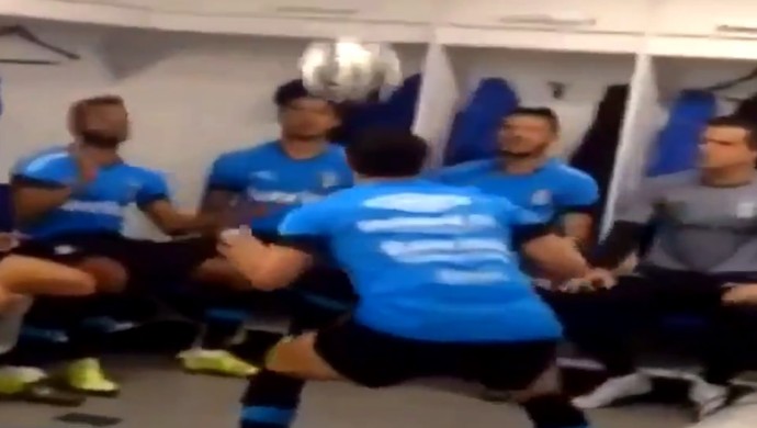 Gremistas trocam 21 passes de cabeça até Giuliano marcar gol