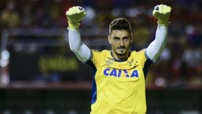 Goleiro do Cruzeiro ganha primeira chance no ano e almeja 100 jogos