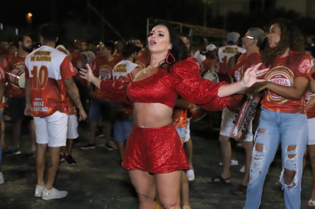 Viviane Araújo curte noite de samba com o Salgueiro (Foto: Daniel Pinheiro/AgNews)